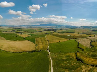 Gladyatör yol selvi ile Terrapille - Toskana, İtalya - selvi ağaçları boyunca ünlü beyaz yolu veya strada Pienza yakınındaki doğru Val d orcia (Orcia Valley) ağaçları bianca - havadan görünümü
