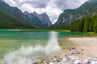 Göl Dobbiaco (Toblacher görmek, Lago di Dobbiaco) Dolomit Alpleri'nde, Güney Tirol, İtalya - seyahat hedef Avrupa'da