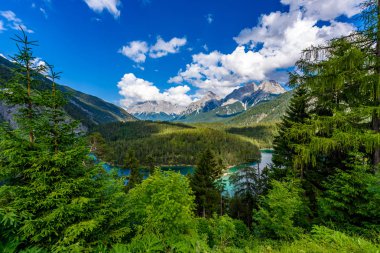 Güzel dağ manzarası ve panoramik dinlenme alanı 