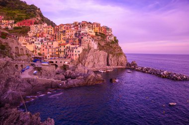 Manarola - köy Cinque Terre Milli Parkı, İtalya kıyılarında. Gün batımında güzel renkler. La Spezia eyaletinin önemli, Liguria, İtalya - seyahat hedef ve ilgi çekici yerlere Avrupa'nın kuzeyinde.