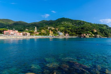 Levanto - Liguria, İtalya Cinque Terre yakın kasabada. Doğal Akdeniz riviera sahil. Tarihsel Old Town renkli ve güzel İtalya kıyılarında, kum plaj ile.