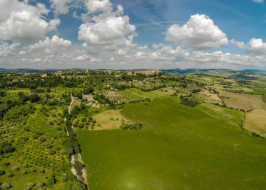 Gladyatör yol selvi ile Terrapille - Toskana, İtalya - selvi ağaçları boyunca ünlü beyaz yolu veya strada Pienza yakınındaki doğru Val d orcia (Orcia Valley) ağaçları bianca - havadan görünümü