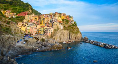 Manarola - köy Cinque Terre Milli Parkı, İtalya kıyılarında. Gün batımında güzel renkler. La Spezia eyaletinin önemli, Liguria, İtalya - seyahat hedef ve ilgi çekici yerlere Avrupa'nın kuzeyinde.