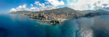 Liguria, İtalya hava görünümü Camogli şehir. Doğal Akdeniz riviera sahil. Tarihsel Old Town Camogli renkli ve güzel İtalya kıyılarında, kum plaj ile.
