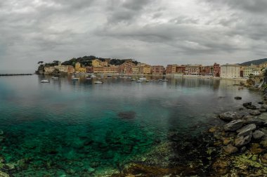 Liguria, İtalya hava görünümü Sestri Levante şehir. Doğal Akdeniz riviera sahil. Tarihsel Old Town renkli ve güzel İtalya kıyılarında, kum plaj ile.