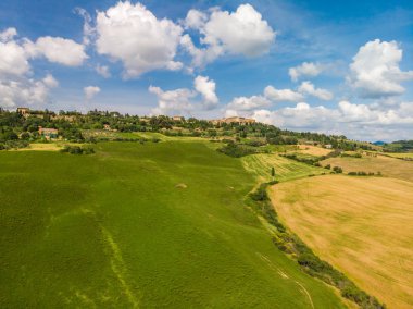 Gladyatör yol selvi ile Terrapille - Toskana, İtalya - selvi ağaçları boyunca ünlü beyaz yolu veya strada Pienza yakınındaki doğru Val d orcia (Orcia Valley) ağaçları bianca - havadan görünümü