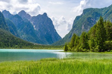 Göl Dobbiaco (Toblacher görmek, Lago di Dobbiaco) Dolomit Alpleri'nde, Güney Tirol, İtalya - seyahat hedef Avrupa'da