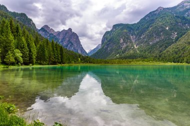 Göl Dobbiaco (Toblacher görmek, Lago di Dobbiaco) Dolomit Alpleri'nde, Güney Tirol, İtalya - seyahat hedef Avrupa'da
