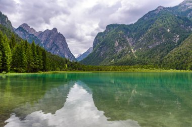 Göl Dobbiaco (Toblacher görmek, Lago di Dobbiaco) Dolomit Alpleri'nde, Güney Tirol, İtalya - seyahat hedef Avrupa'da