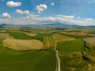 Gladyatör yol selvi ile Terrapille - Toskana, İtalya - selvi ağaçları boyunca ünlü beyaz yolu veya strada Pienza yakınındaki doğru Val d orcia (Orcia Valley) ağaçları bianca - havadan görünümü