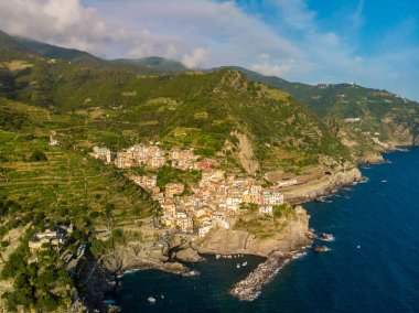 Manarola - köy Cinque Terre Milli Parkı, İtalya kıyılarında. La Spezia eyaletinin önemli, Liguria, İtalya - havadan görünümü - seyahat hedef ve ilgi çekici yerlere Avrupa'nın kuzeyinde.