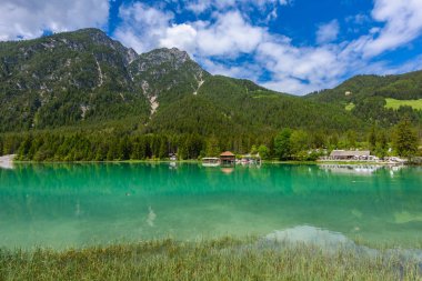 Göl Dobbiaco (Toblacher görmek, Lago di Dobbiaco) Dolomit Alpleri'nde, Güney Tirol, İtalya - seyahat hedef Avrupa'da