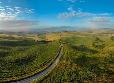 Gladyatör yol selvi ile Terrapille - Toskana, İtalya - selvi ağaçları boyunca ünlü beyaz yolu veya strada Pienza yakınındaki doğru Val d orcia (Orcia Valley) ağaçları bianca - havadan görünümü