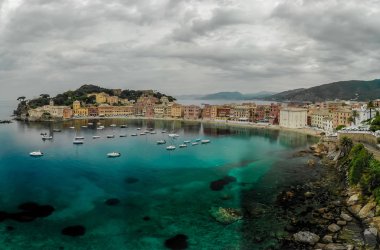 Liguria, İtalya hava görünümü Sestri Levante şehir. Doğal Akdeniz riviera sahil. Tarihsel Old Town renkli ve güzel İtalya kıyılarında, kum plaj ile.