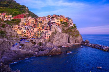 Manarola - köy Cinque Terre Milli Parkı, İtalya kıyılarında. Gün batımında güzel renkler. La Spezia eyaletinin önemli, Liguria, İtalya - seyahat hedef ve ilgi çekici yerlere Avrupa'nın kuzeyinde.