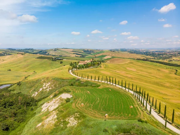 Güzel manzara sahne Toskana İtalya - selvi ağaçları beyaz yol boyunca - havadan görünümü - yakın Asciano, Toskana, İtalya
