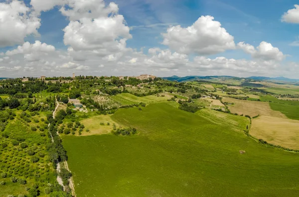 Gladyatör yol selvi ile Terrapille - Toskana, İtalya - selvi ağaçları boyunca ünlü beyaz yolu veya strada Pienza yakınındaki doğru Val d orcia (Orcia Valley) ağaçları bianca - havadan görünümü