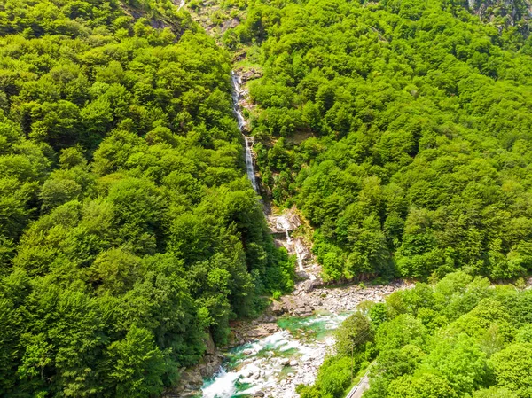 Valle Verzasca - hava açık ve turkuaz su akışı ve görünümünü Verzasca nehir Ticino'deki/daki oteller kayalarda - Verzasca Vadisi Tessin, İsviçre