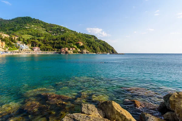 리구리아 이탈리아에서 친퀘테레 가까이 지중해 리비에라 해안입니다 화려한 이탈리아의 — 스톡 사진