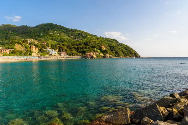Levanto - Liguria, İtalya Cinque Terre yakın kasabada. Doğal Akdeniz riviera sahil. Tarihsel Old Town renkli ve güzel İtalya kıyılarında, kum plaj ile.