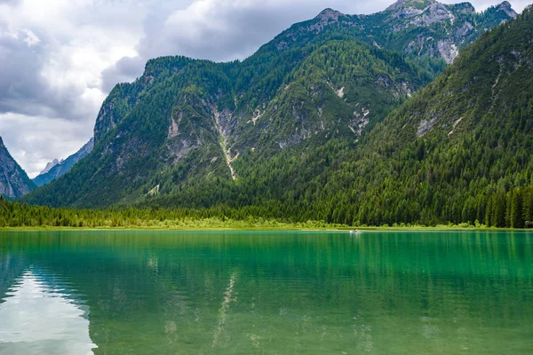 Göl Dobbiaco (Toblacher görmek, Lago di Dobbiaco) Dolomit Alpleri'nde, Güney Tirol, İtalya - seyahat hedef Avrupa'da