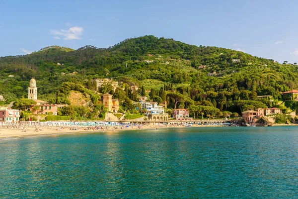 Levanto - Liguria, İtalya Cinque Terre yakın kasabada. Doğal Akdeniz riviera sahil. Tarihsel Old Town renkli ve güzel İtalya kıyılarında, kum plaj ile.