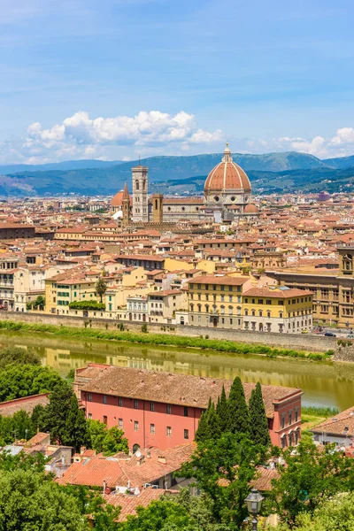 Piazzale Michelangelo - Arno Nehri ve Duomo Santa Maria Del Fiore ve Bargello - Toskana, İtalya Floransa'dan görünümünü