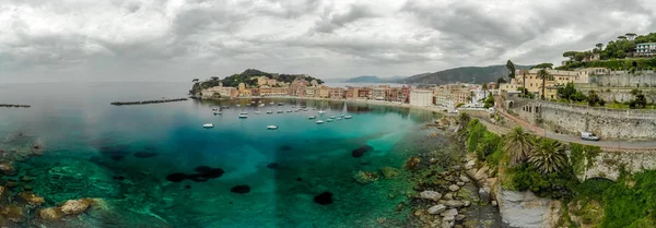 Liguria, İtalya hava görünümü Sestri Levante şehir. Doğal Akdeniz riviera sahil. Tarihsel Old Town renkli ve güzel İtalya kıyılarında, kum plaj ile.