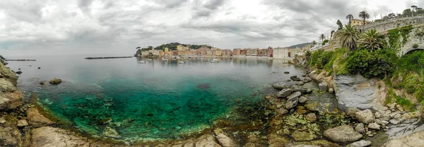 Liguria, İtalya hava görünümü Sestri Levante şehir. Doğal Akdeniz riviera sahil. Tarihsel Old Town renkli ve güzel İtalya kıyılarında, kum plaj ile.