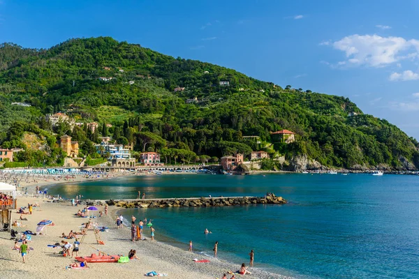 Levanto - Liguria, İtalya Cinque Terre yakın kasabada. Doğal Akdeniz riviera sahil. Tarihsel Old Town renkli ve güzel İtalya kıyılarında, kum plaj ile.