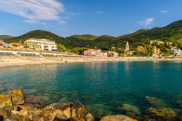 Levanto - Liguria, İtalya Cinque Terre yakın kasabada. Doğal Akdeniz riviera sahil. Tarihsel Old Town renkli ve güzel İtalya kıyılarında, kum plaj ile.