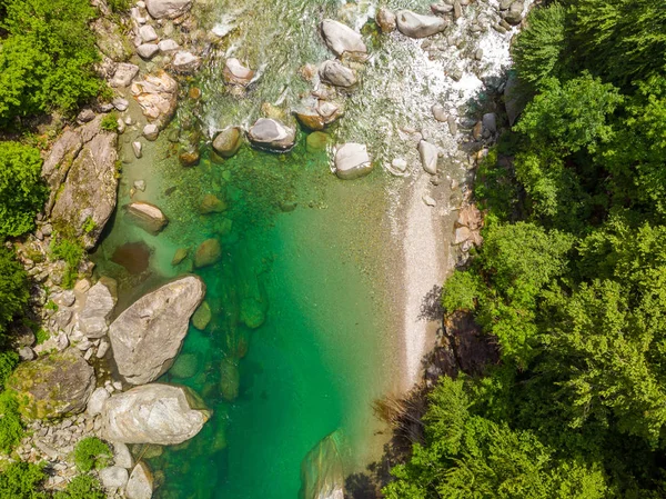 Valle Verzasca - hava açık ve turkuaz su akışı ve görünümünü Verzasca nehir Ticino'deki/daki oteller kayalarda - Verzasca Vadisi Tessin, İsviçre