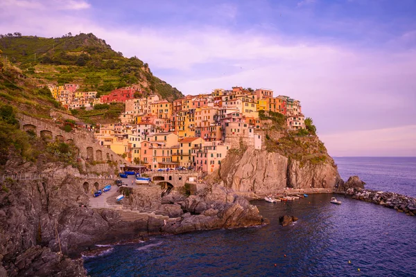 Manarola - köy Cinque Terre Milli Parkı, İtalya kıyılarında. Gün batımında güzel renkler. La Spezia eyaletinin önemli, Liguria, İtalya - seyahat hedef ve ilgi çekici yerlere Avrupa'nın kuzeyinde.