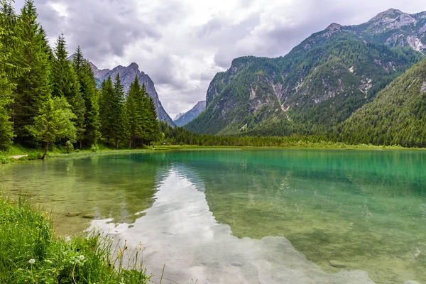 Göl Dobbiaco (Toblacher görmek, Lago di Dobbiaco) Dolomit Alpleri'nde, Güney Tirol, İtalya - seyahat hedef Avrupa'da