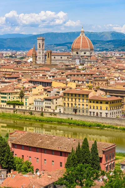 Piazzale Michelangelo - Arno Nehri ve Duomo Santa Maria Del Fiore ve Bargello - Toskana, İtalya Floransa'dan görünümünü