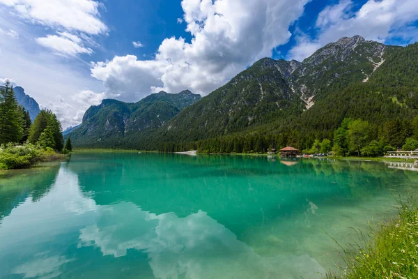 Göl Dobbiaco (Toblacher görmek, Lago di Dobbiaco) Dolomit Alpleri'nde, Güney Tirol, İtalya - seyahat hedef Avrupa'da