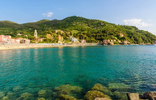Levanto - Liguria, İtalya Cinque Terre yakın kasabada. Doğal Akdeniz riviera sahil. Tarihsel Old Town renkli ve güzel İtalya kıyılarında, kum plaj ile.