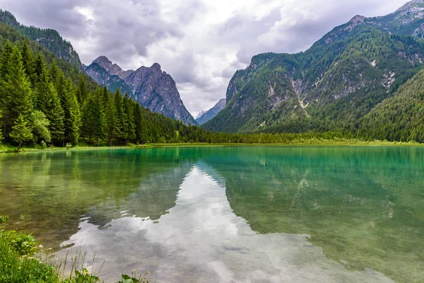 Göl Dobbiaco (Toblacher görmek, Lago di Dobbiaco) Dolomit Alpleri'nde, Güney Tirol, İtalya - seyahat hedef Avrupa'da