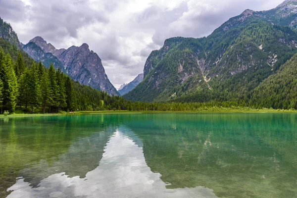 Göl Dobbiaco (Toblacher görmek, Lago di Dobbiaco) Dolomit Alpleri'nde, Güney Tirol, İtalya - seyahat hedef Avrupa'da