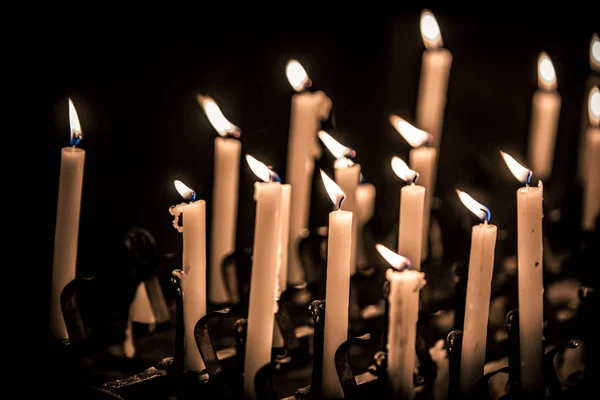 Muchas Velas Encendidas Luz Las Velas Iglesia Sobre Fondo Negro —  Fotos de Stock