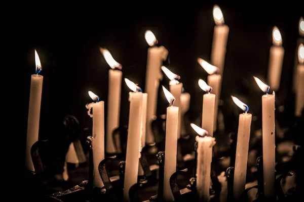 Muitas Velas Acesas Luz Velas Igreja Fundo Preto — Fotografia de Stock