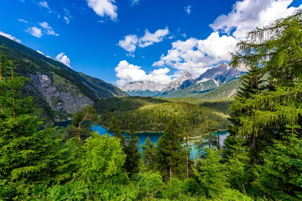 Güzel dağ manzarası ve panoramik dinlenme alanı 