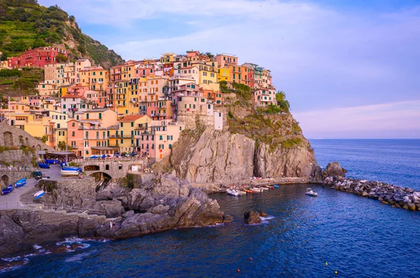Manarola - köy Cinque Terre Milli Parkı, İtalya kıyılarında. Gün batımında güzel renkler. La Spezia eyaletinin önemli, Liguria, İtalya - seyahat hedef ve ilgi çekici yerlere Avrupa'nın kuzeyinde.