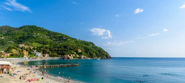 Levanto - Liguria, İtalya Cinque Terre yakın kasabada. Doğal Akdeniz riviera sahil. Tarihsel Old Town renkli ve güzel İtalya kıyılarında, kum plaj ile.