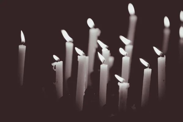 Багато Палаючих Свічок Світло Свічок Церкві Чорному Тлі — стокове фото