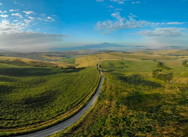 Gladyatör yol selvi ile Terrapille - Toskana, İtalya - selvi ağaçları boyunca ünlü beyaz yolu veya strada Pienza yakınındaki doğru Val d orcia (Orcia Valley) ağaçları bianca - havadan görünümü