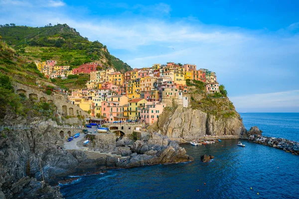 Manarola - köy Cinque Terre Milli Parkı, İtalya kıyılarında. Gün batımında güzel renkler. La Spezia eyaletinin önemli, Liguria, İtalya - seyahat hedef ve ilgi çekici yerlere Avrupa'nın kuzeyinde.