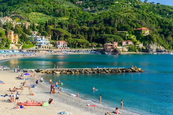 Levanto - Liguria, İtalya Cinque Terre yakın kasabada. Doğal Akdeniz riviera sahil. Tarihsel Old Town renkli ve güzel İtalya kıyılarında, kum plaj ile.