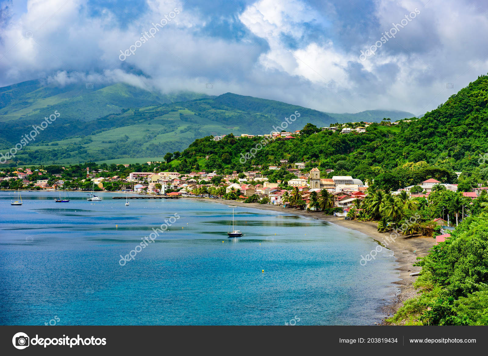 Cote Paradisiaque Saint Pierre Avec Pelee Montagne Volcanique Active Martinique Image Libre De Droit Par Simondannhauer C