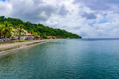 Saint Pierre Mt. Pelee, Martinique, Karayip Denizi aktif volkanik Dağı ile cennet sahilinde